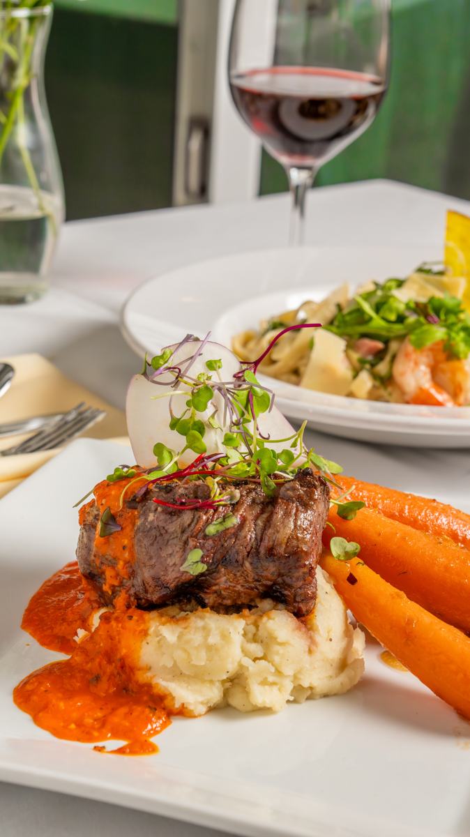 Filet mignon with mashed potatoes, carrots and red wine